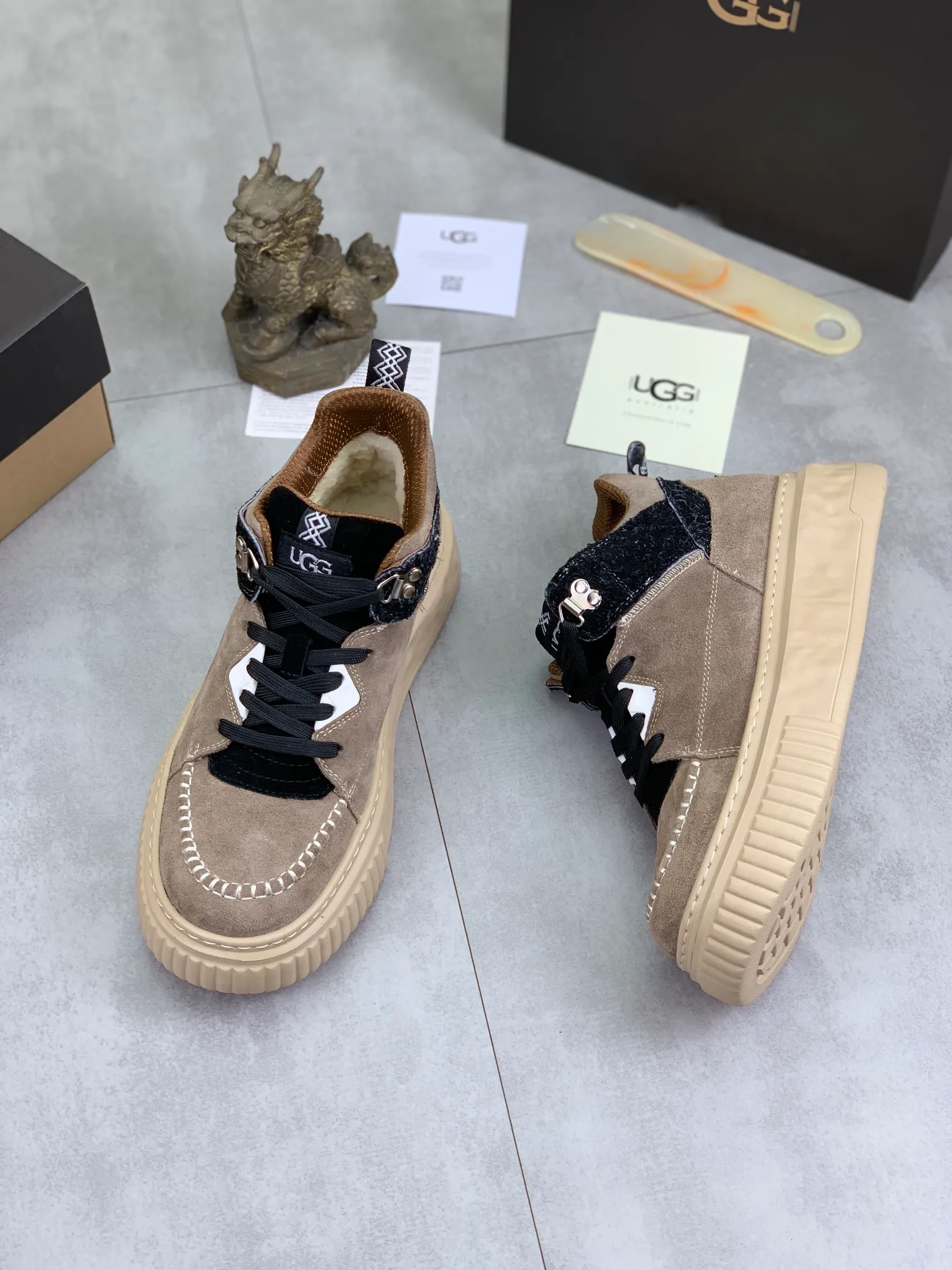 Men's shoes 💰P640 [New style] 💰 🆘 "Real wool" [UGG] 👉The popular men's shoes are synchronized with the official website 🔰The quality of the genuine products [satisfied] is not comparable to the imitations in the general market 🌀The upper is imported Italian frosted cowhide, and the lining is: foot pad 🅰️ grade 🐑Real wool👻Only Grade A can show the effect The hand feels smooth and delicate 🔱The shoe shape is grand, only genuine manufacturers can do it 🎄The perfect toughness of the original outsole 👻⬛️ allows customers to say goodbye to one-time consumption. Real wool lining, super warm. Available in black, brown and gray. Size: 39-44